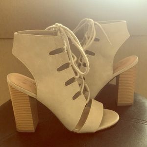 Mix No. 6 barely worn neutral beige lace up heels